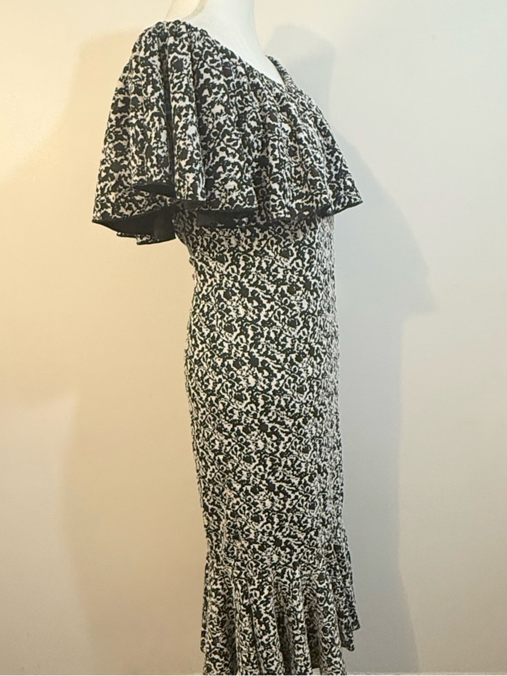 Lularoe Black & White Off Shoulder Ruffle CiCi Midi Dress Size Medium NWT - Picture 2 of 10